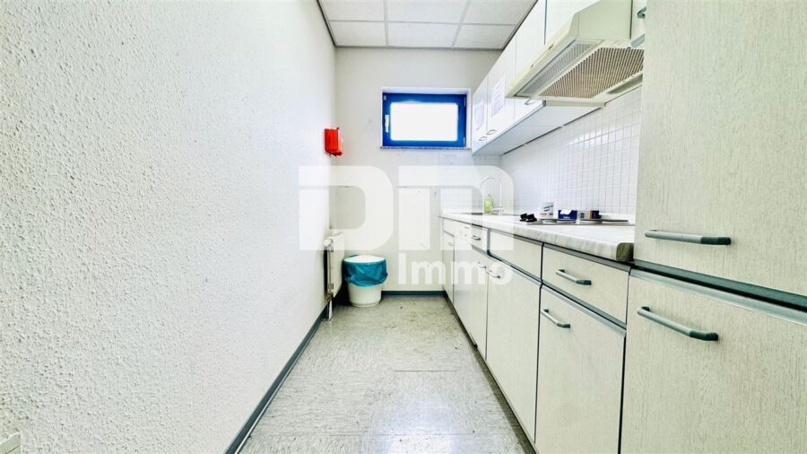 Vielseitiger Gewerbekomplex Halle + Büro / Freifläche - Top Infrastruktur direkt am A44 / A49 Kreuz - OG Küche / EBK Zeile